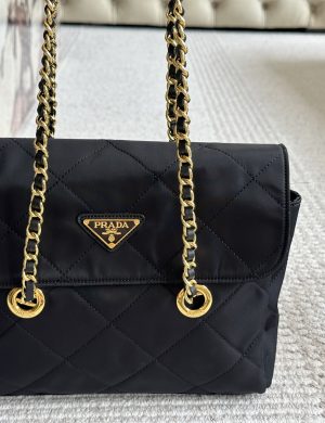 Prada Hobo Vintage Chain Bag Added a Sense of Casualness and