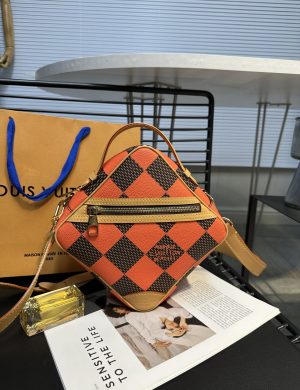 LV Mailman Bag Versatile to the Point of Having No Friends