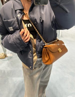 Miumiu Is Very Popular. Since I Met Lin Yi, I Will Follow Your Steps