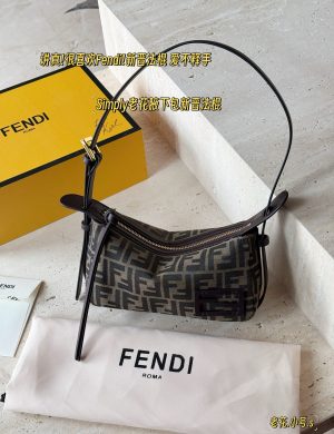 Fendi's Latest Show Style Old Flower Underarm Bag Simply Give a Sense