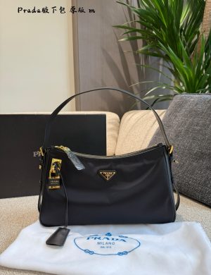 Prada Bag P295 the Unique Design of "c" Highlights Personality and