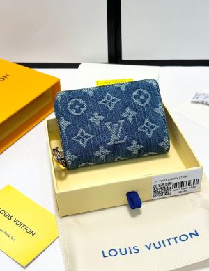 LV Round Handle and Matching Zipper. Although It