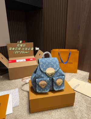 LV Backpack Simple and Versatile, with High Aesthetic Value