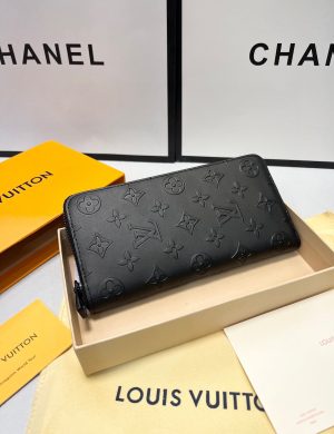 LV New Men's Handbag, with a First-class Feel Comparable to Genuine