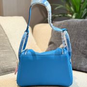 83b12809b4-2.jpg