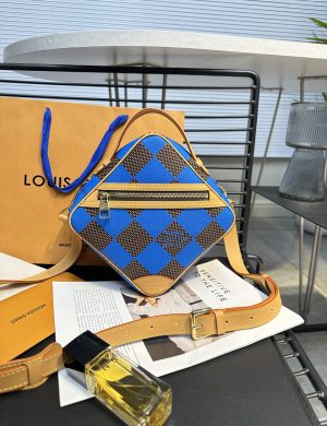 LV Mailman Bag Versatile to the Point of Having No Friends