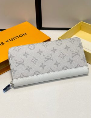 LV New Handbag, First-class Feel Comparable to Genuine Products at