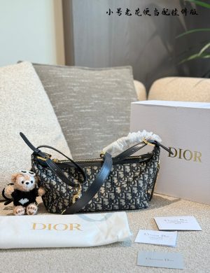 Dior Old Flower Bento Bag with Pendant P295 Elegant, Casual, and