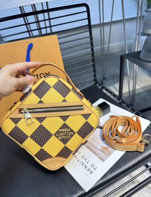LV Mailman Bag Versatile to the Point of Having No Friends