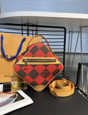 LV Mailman Bag Versatile to the Point of Having No Friends