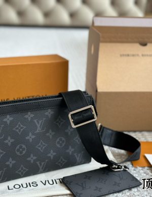 LV Toiletry Bag/2-in-1 Shoulder Bag Inside the