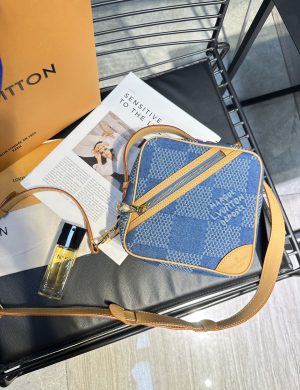 LV Mailman Bag Versatile to the Point of Having No Friends