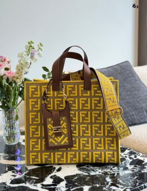 Fendi Tote Bag Embroidered Logo the Appearance and Capacity