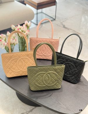 Chanel Vintage Hilton% Material: Caviar