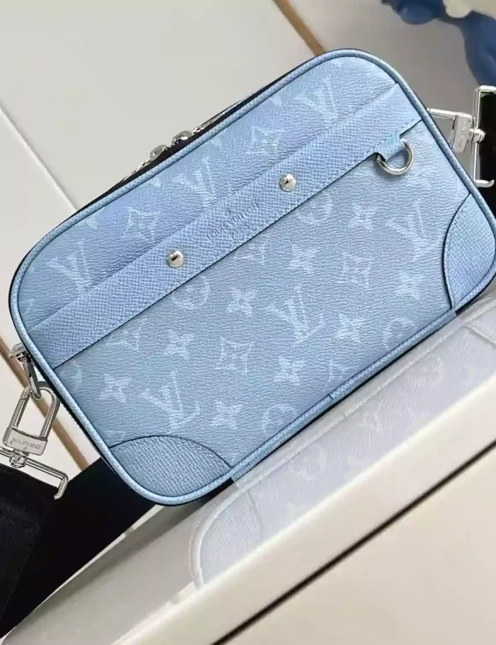 ALPHA-MESSENGER-BAG-SKY-BLUE-MONGORAM-CANVAS-M14073-LW280-2.webp ALPHA-MESSENGER-BAG-SKY-BLUE-MONGORAM-CANVAS-M14073-LW280-2.webp