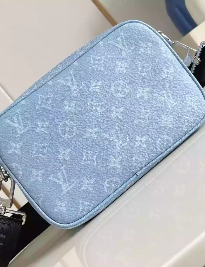 ALPHA-MESSENGER-BAG-SKY-BLUE-MONGORAM-CANVAS-M14073-LW280-3.webp ALPHA-MESSENGER-BAG-SKY-BLUE-MONGORAM-CANVAS-M14073-LW280-3.webp