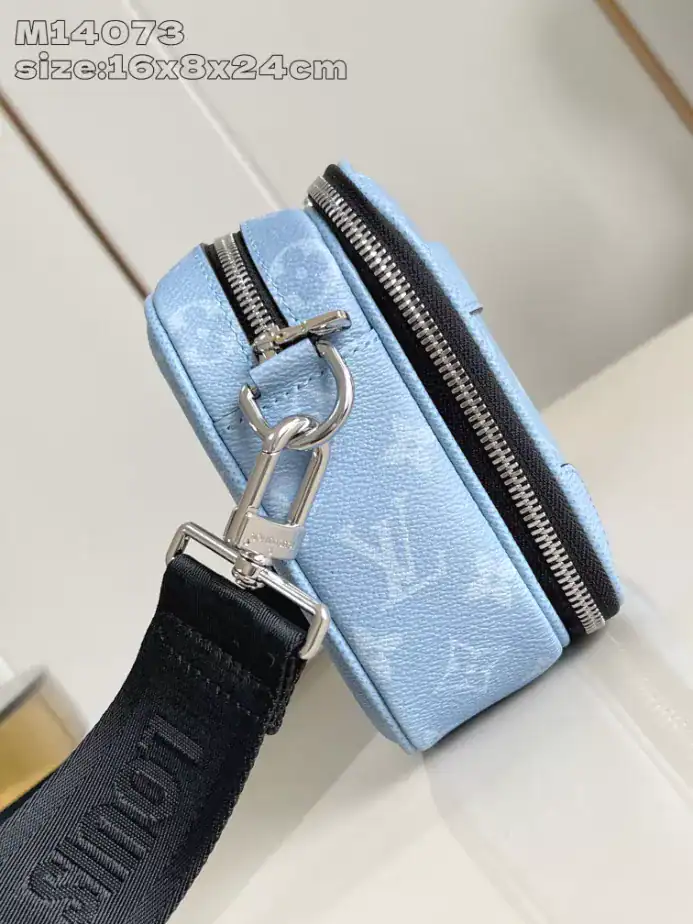 ALPHA-MESSENGER-BAG-SKY-BLUE-MONGORAM-CANVAS-M14073-LW280-4.webp ALPHA-MESSENGER-BAG-SKY-BLUE-MONGORAM-CANVAS-M14073-LW280-4.webp
