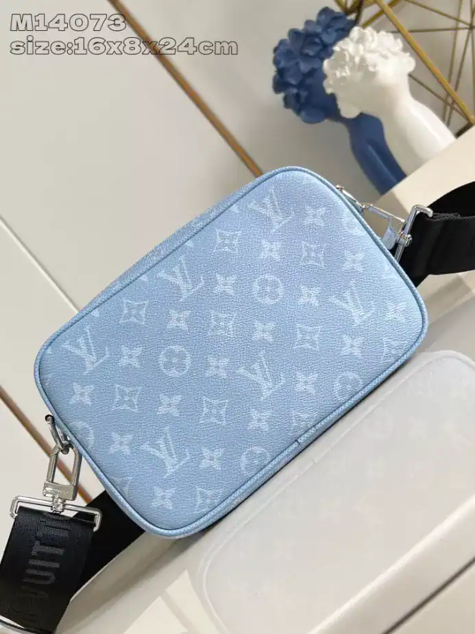 ALPHA-MESSENGER-BAG-SKY-BLUE-MONGORAM-CANVAS-M14073-LW280-6.webp ALPHA-MESSENGER-BAG-SKY-BLUE-MONGORAM-CANVAS-M14073-LW280-6.webp