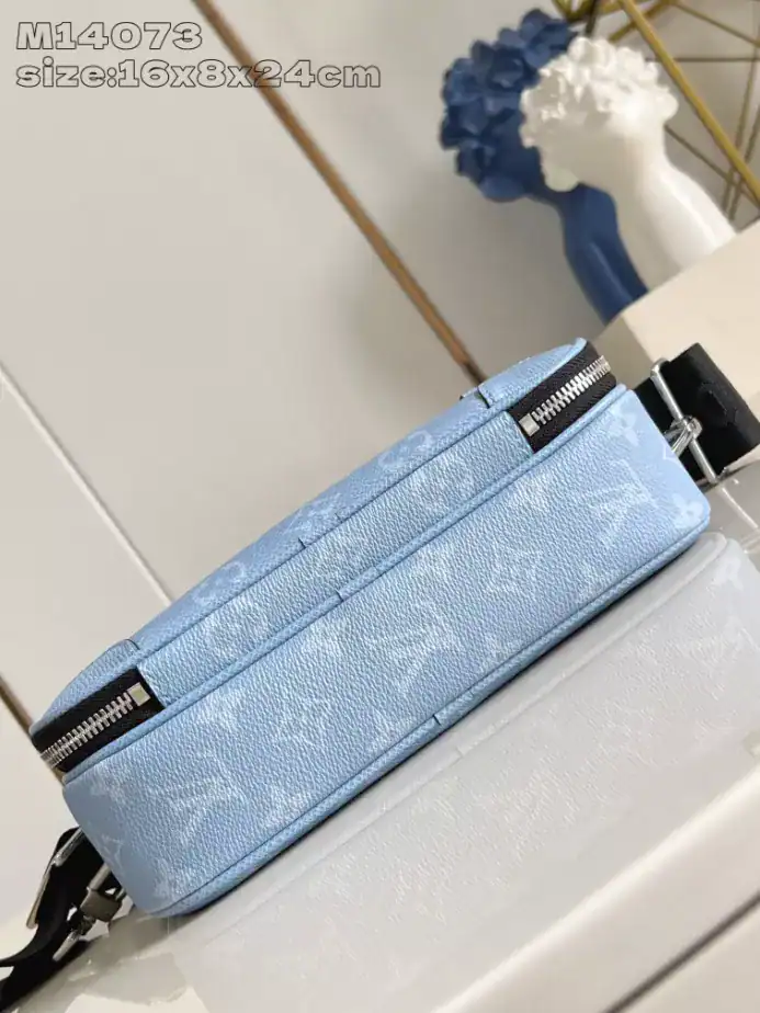 ALPHA-MESSENGER-BAG-SKY-BLUE-MONGORAM-CANVAS-M14073-LW280-7.webp ALPHA-MESSENGER-BAG-SKY-BLUE-MONGORAM-CANVAS-M14073-LW280-7.webp