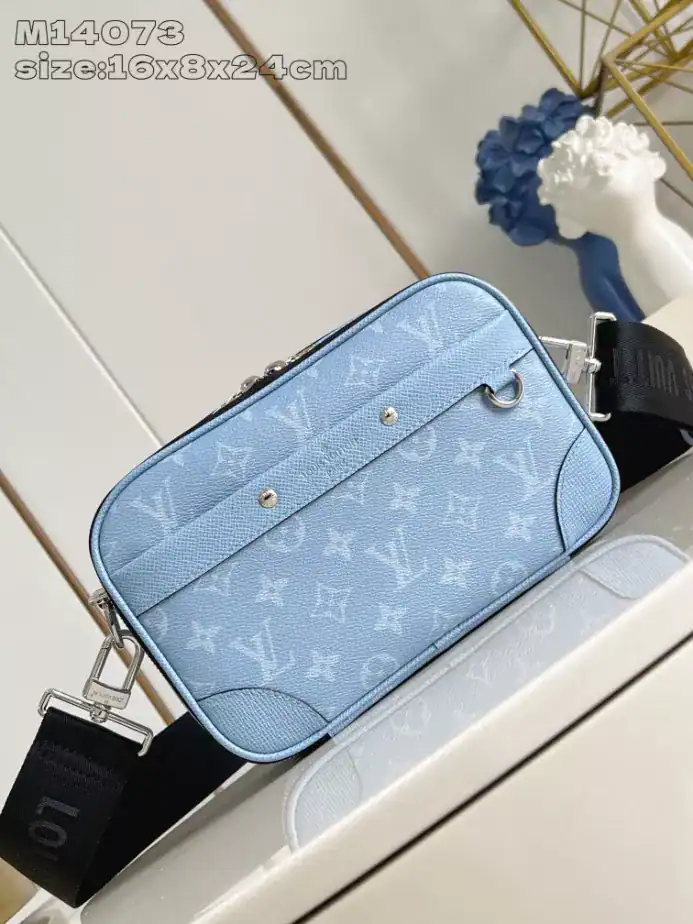 ALPHA-MESSENGER-BAG-SKY-BLUE-MONGORAM-CANVAS-M14073-LW280-8.webp ALPHA-MESSENGER-BAG-SKY-BLUE-MONGORAM-CANVAS-M14073-LW280-8.webp