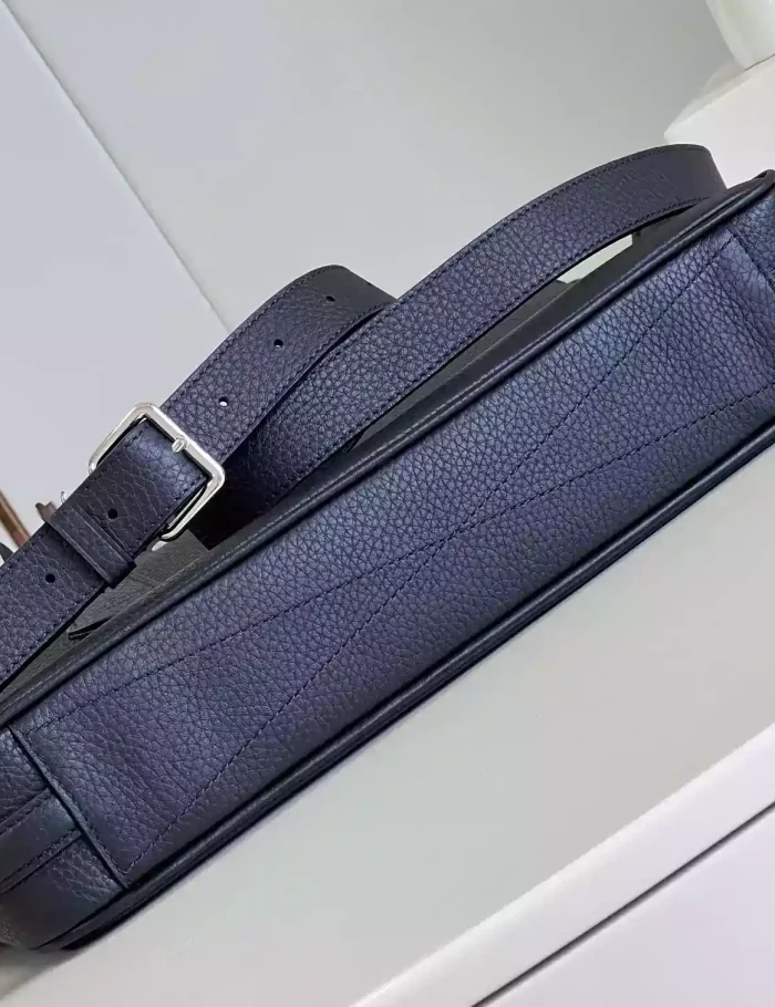 ARMAND-BRIEFCASE-MM-TAURILLON-LEATHER-M54381-LW330-3.webp ARMAND-BRIEFCASE-MM-TAURILLON-LEATHER-M54381-LW330-3.webp