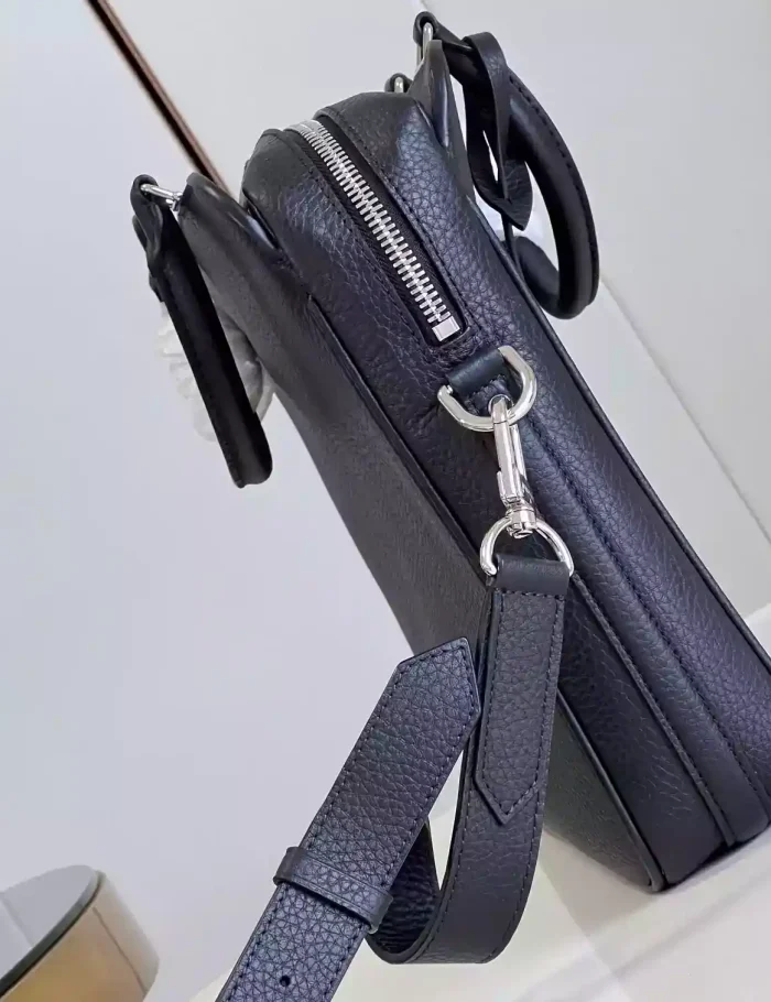 ARMAND-BRIEFCASE-MM-TAURILLON-LEATHER-M54381-LW330-4.webp ARMAND-BRIEFCASE-MM-TAURILLON-LEATHER-M54381-LW330-4.webp