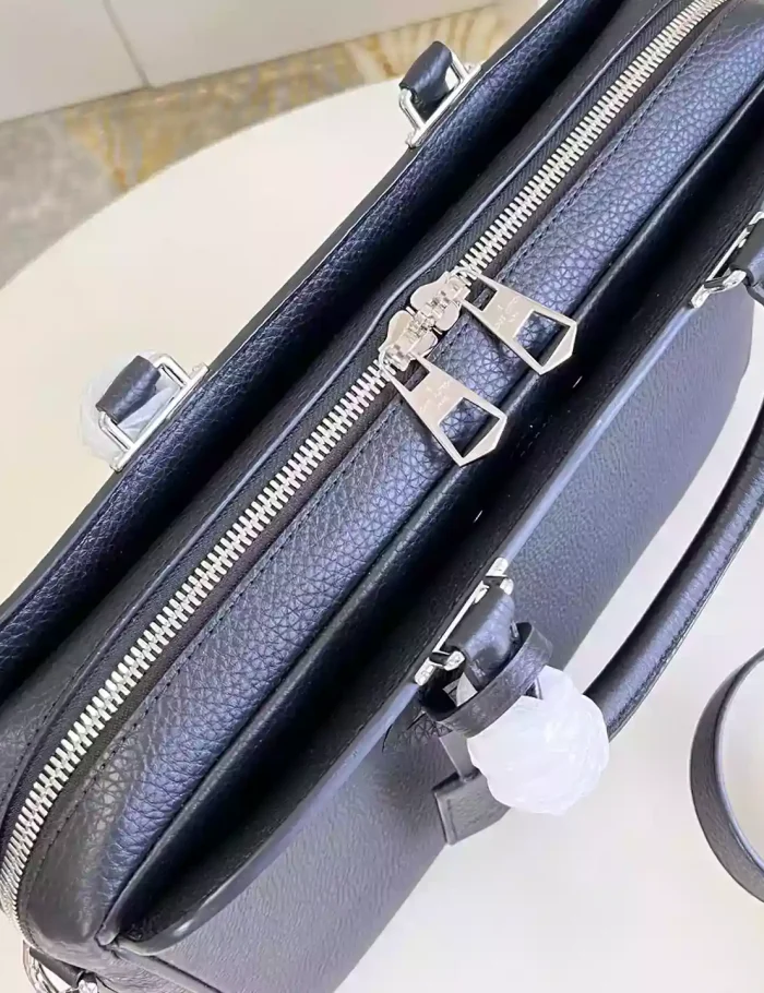 ARMAND-BRIEFCASE-MM-TAURILLON-LEATHER-M54381-LW330-5.webp ARMAND-BRIEFCASE-MM-TAURILLON-LEATHER-M54381-LW330-5.webp