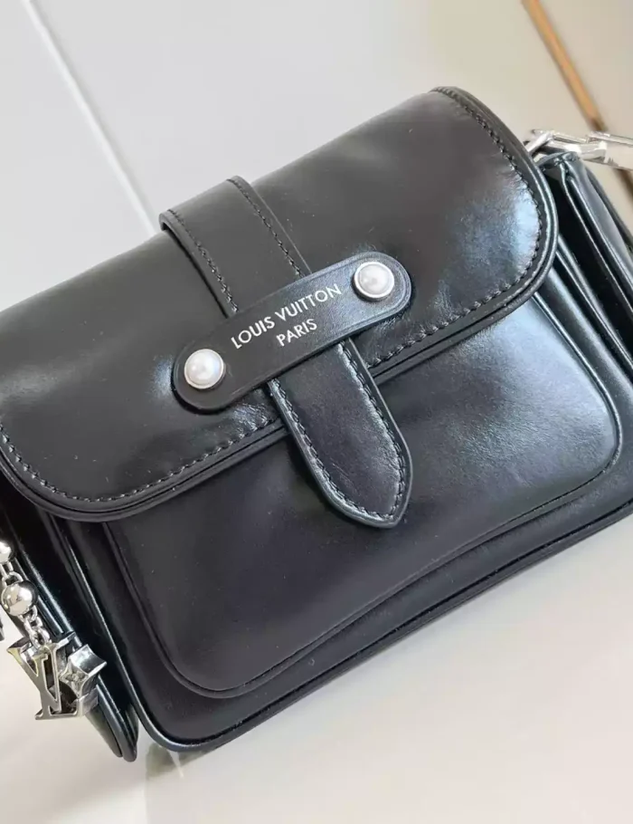 CARGO-WEARABLE-WALLET-BLACK-CALF-LEATHER-M13989-LW276-2.webp