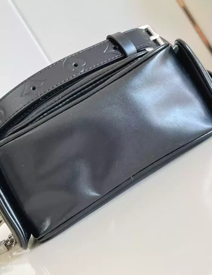 CARGO-WEARABLE-WALLET-BLACK-CALF-LEATHER-M13989-LW276-8.webp