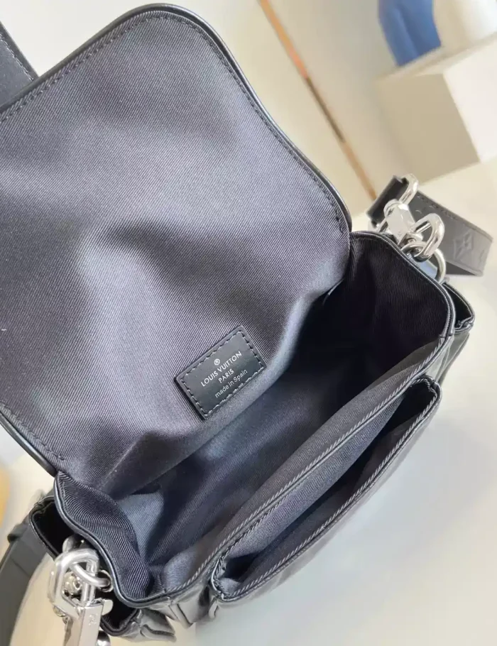 CARGO-WEARABLE-WALLET-BLACK-CALF-LEATHER-M13989-LW276-9.webp