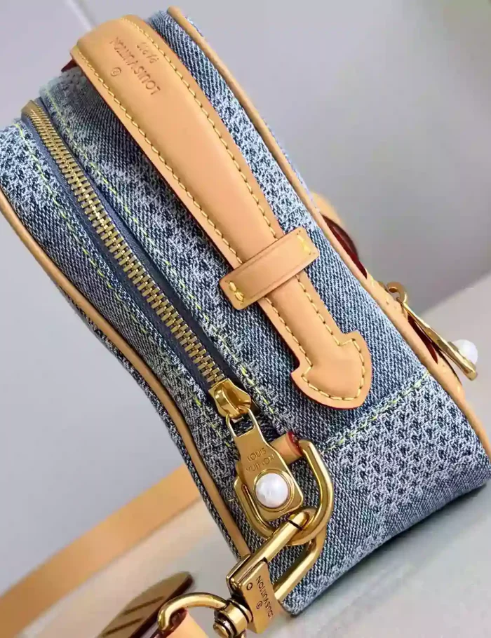 CHESS-MESSENGER-BLUE-DAMIER-DENIM-3D-CANVAS-N40706-LW444-2.webp