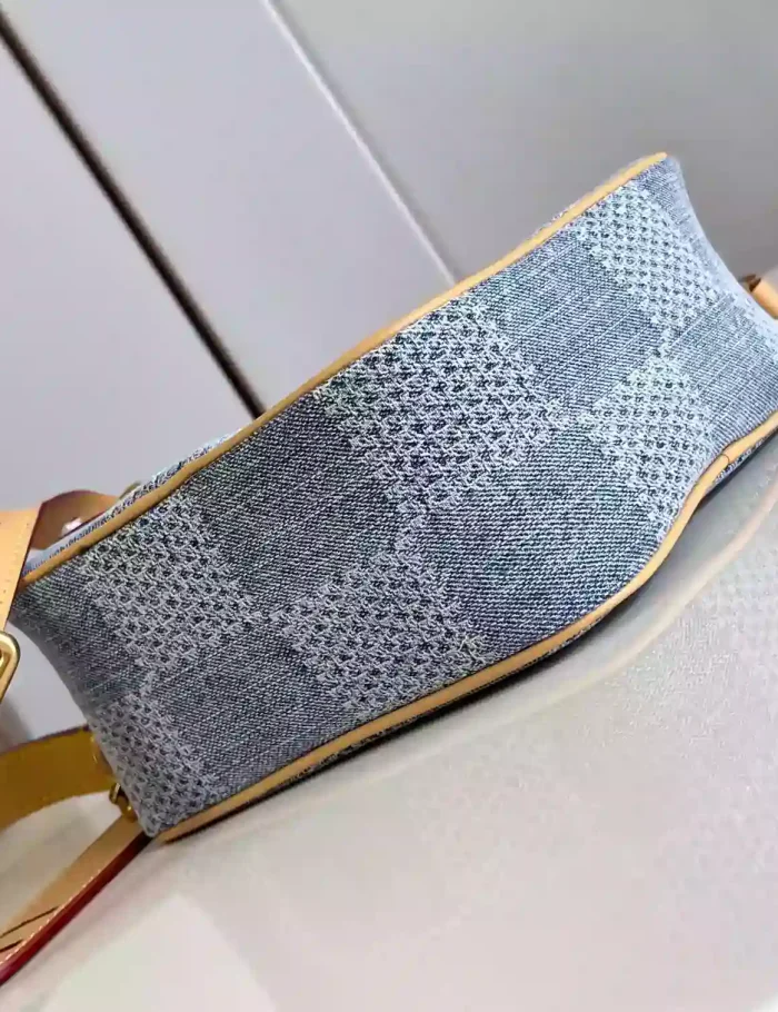 CHESS-MESSENGER-BLUE-DAMIER-DENIM-3D-CANVAS-N40706-LW444-5.webp