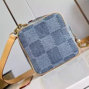 CHESS-MESSENGER-BLUE-DAMIER-DENIM-3D-CANVAS-N40706-LW444-7.webp