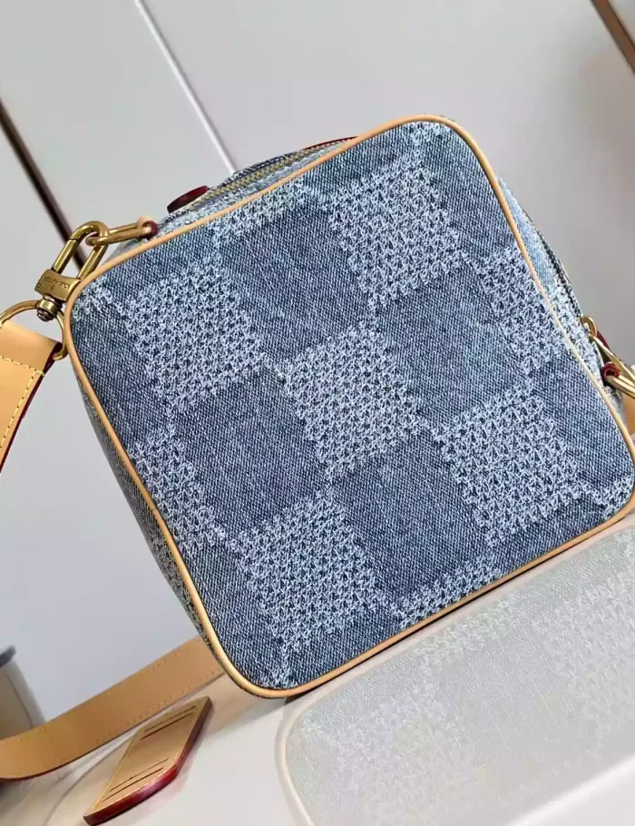 CHESS-MESSENGER-BLUE-DAMIER-DENIM-3D-CANVAS-N40706-LW444-7.webp