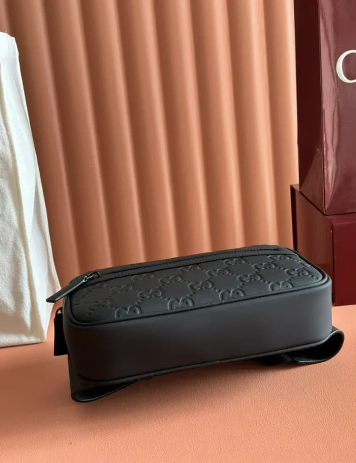 GG-BELT-BAG-BLACK-RUBBER-EFFECT-LEATHER-BG134-3.webp