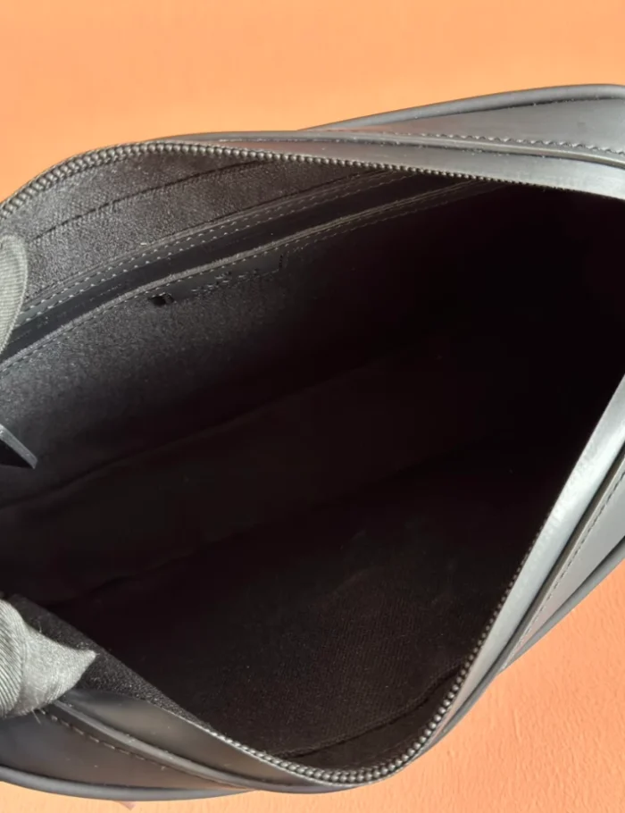 GG-CROSSBODY-BAG-BLACK-RUBBER-EFFECT-MEN-BG133-4.webp