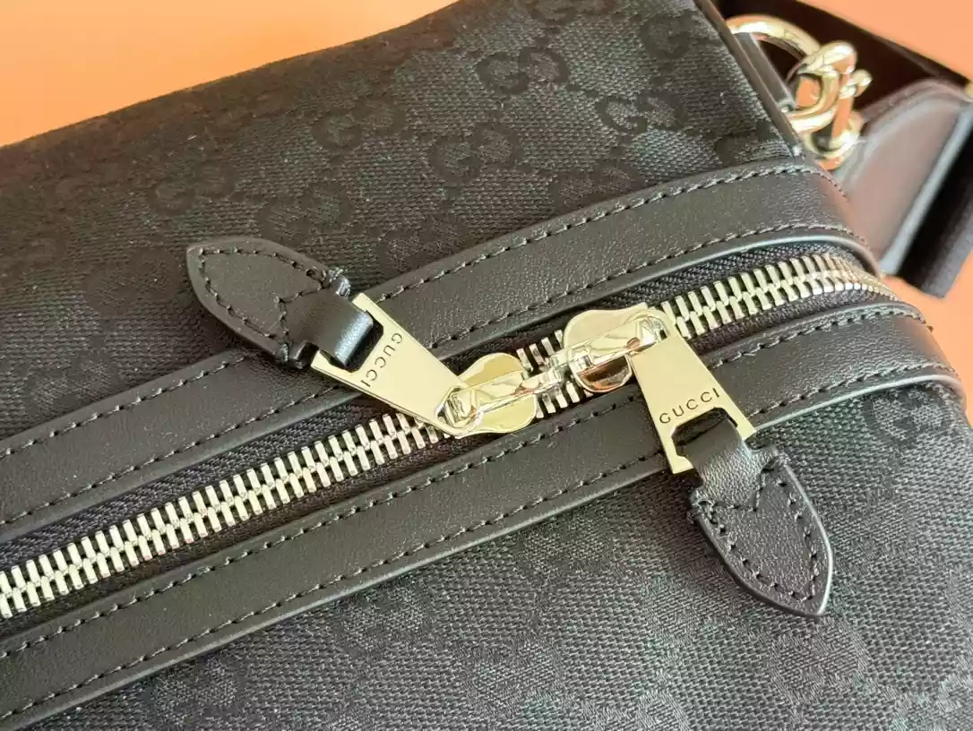 GUCCI-GG-CANVAS-MEDIUM-DUFFLE-BAG-BG144-4.webp GUCCI-GG-CANVAS-MEDIUM-DUFFLE-BAG-BG144-4.webp