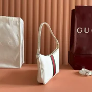 GUCCI-LUNETTA-SMALL-CROSSBODY-BAG-BG149-3.webp