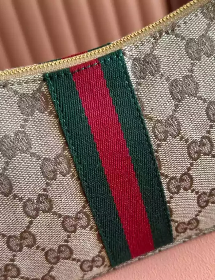 GUCCI-LUNETTA-SMALL-CROSSBODY-BAG-BG151-5.webp