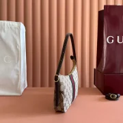 GUCCI-LUNETTA-SMALL-CROSSBODY-BAG-BG151-7.webp