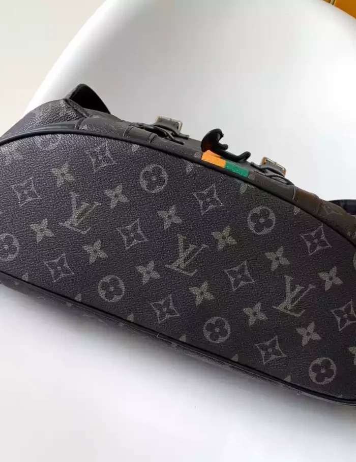 LOUIS-VUITTON-CHRISTOPHER-MM-MON-MONOGRAM-MONOGRAM-ECLIPSE-CANVAS-LW474-7.webp