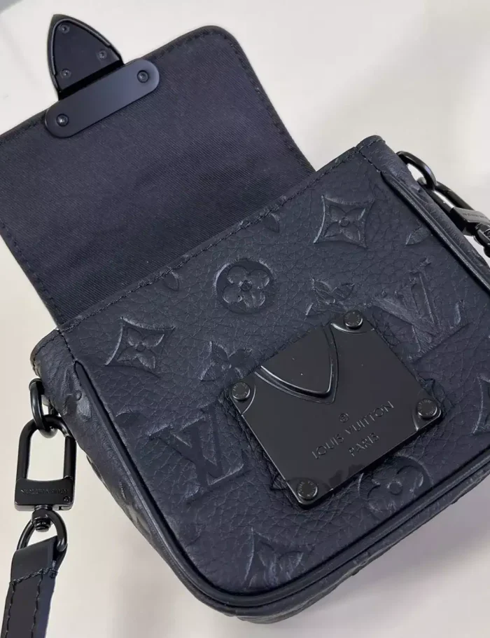 PICO-S-LOCK-BLACK-TAURILLON-MONOGRAM-M83148-LW447-2.webp