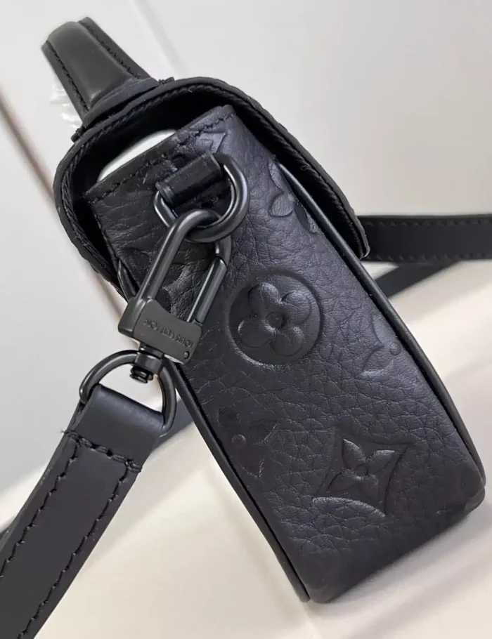 PICO-S-LOCK-BLACK-TAURILLON-MONOGRAM-M83148-LW447-4.webp