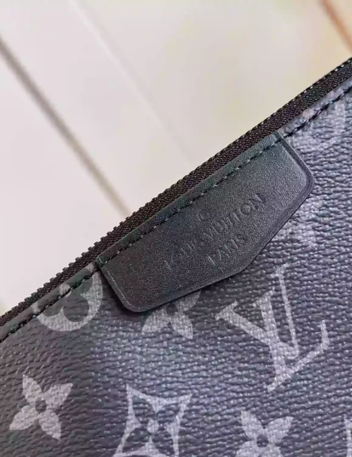 POCHETTE-ACCESSOIRE-XL-BLACK-MONOGRAM-ECLIPSE-CANVAS-M11741-LW445-4.webp
