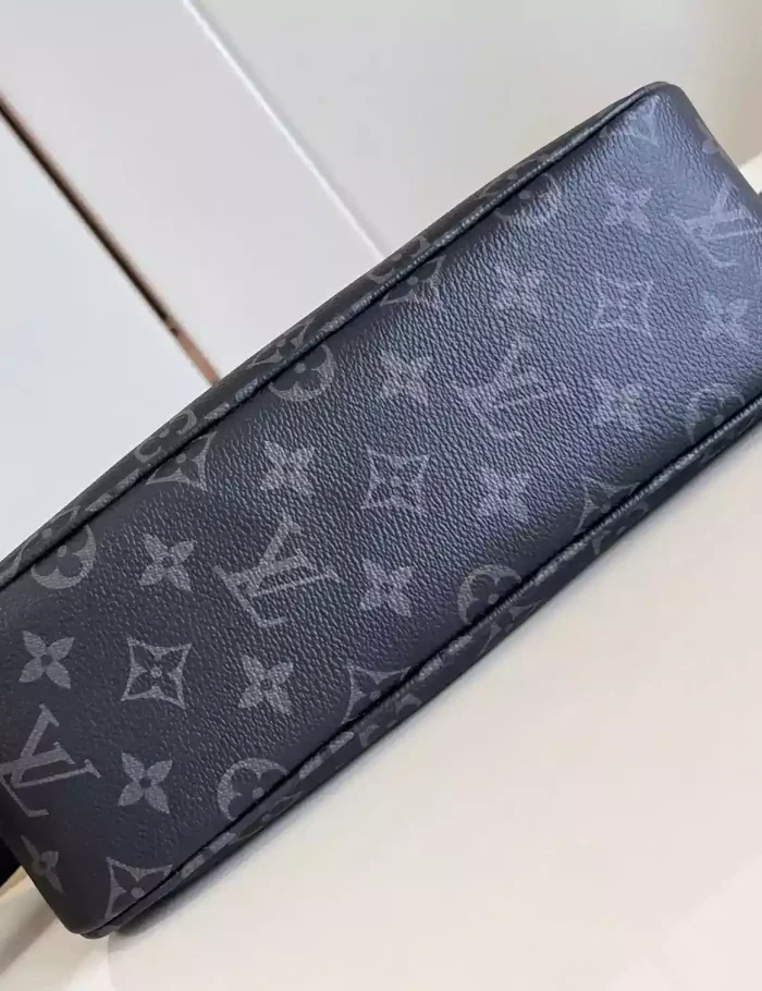 POCHETTE-ACCESSOIRE-XL-BLACK-MONOGRAM-ECLIPSE-CANVAS-M11741-LW445-5.webp
