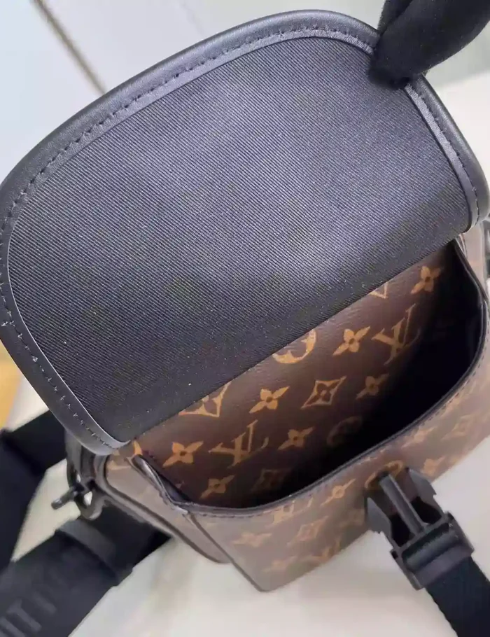 QUEST-MESSENGER-BAG-MONOGRAM-MACASSAR-COATED-CANVAS-M46973-LW449-2.webp