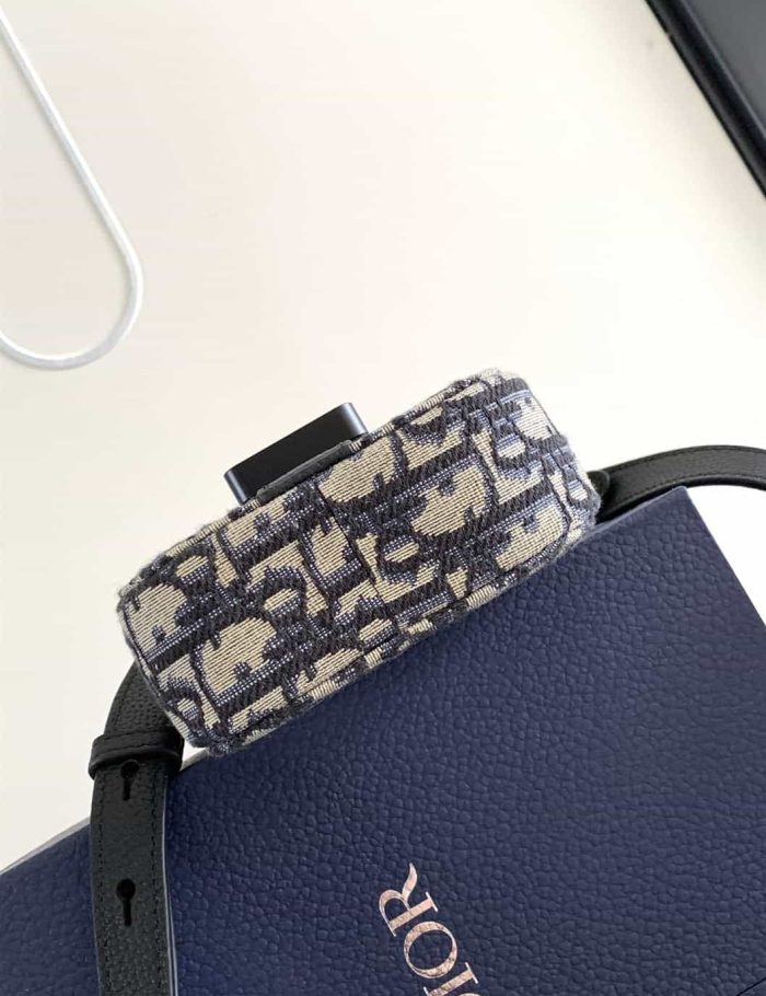 dior-saddle-vertical-pouch-with-strap-dio048-ir7jl.jpg
